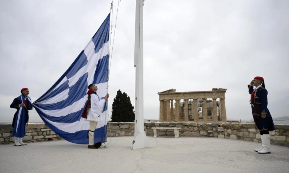 Σε κλίμα συγκίνησης η τελετή έπαρσης της γαλανόλευκης στον Ιερό Βράχο της Ακρόπολης